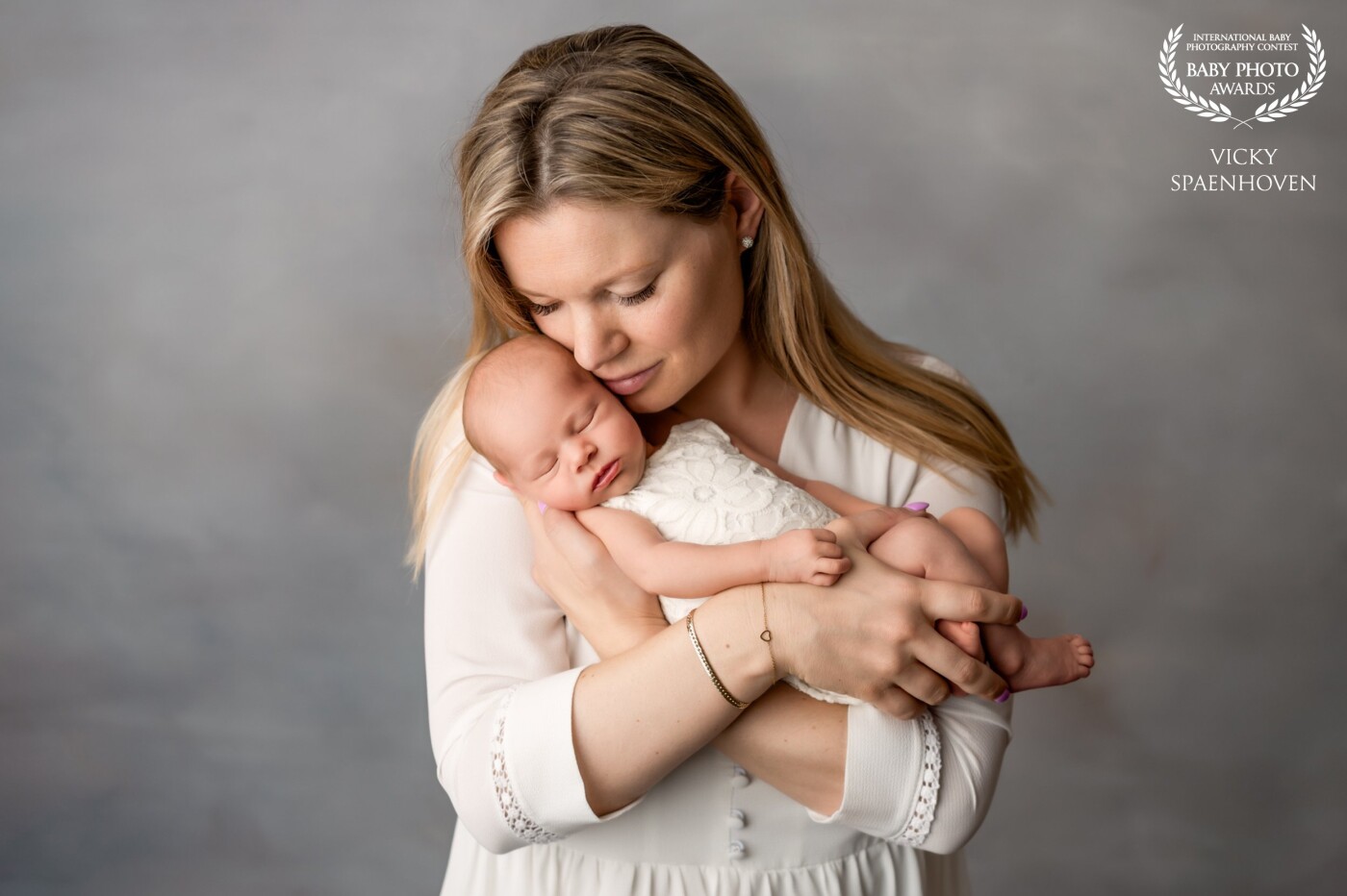 I absolutely love tender poses between a mom and her child. I think these images are so pure and timeless and that's why I've become a newborn and portrait photographer. To create pictures that will last forever. Thank you beautiful mom Solange and sweet babygirl Améline.