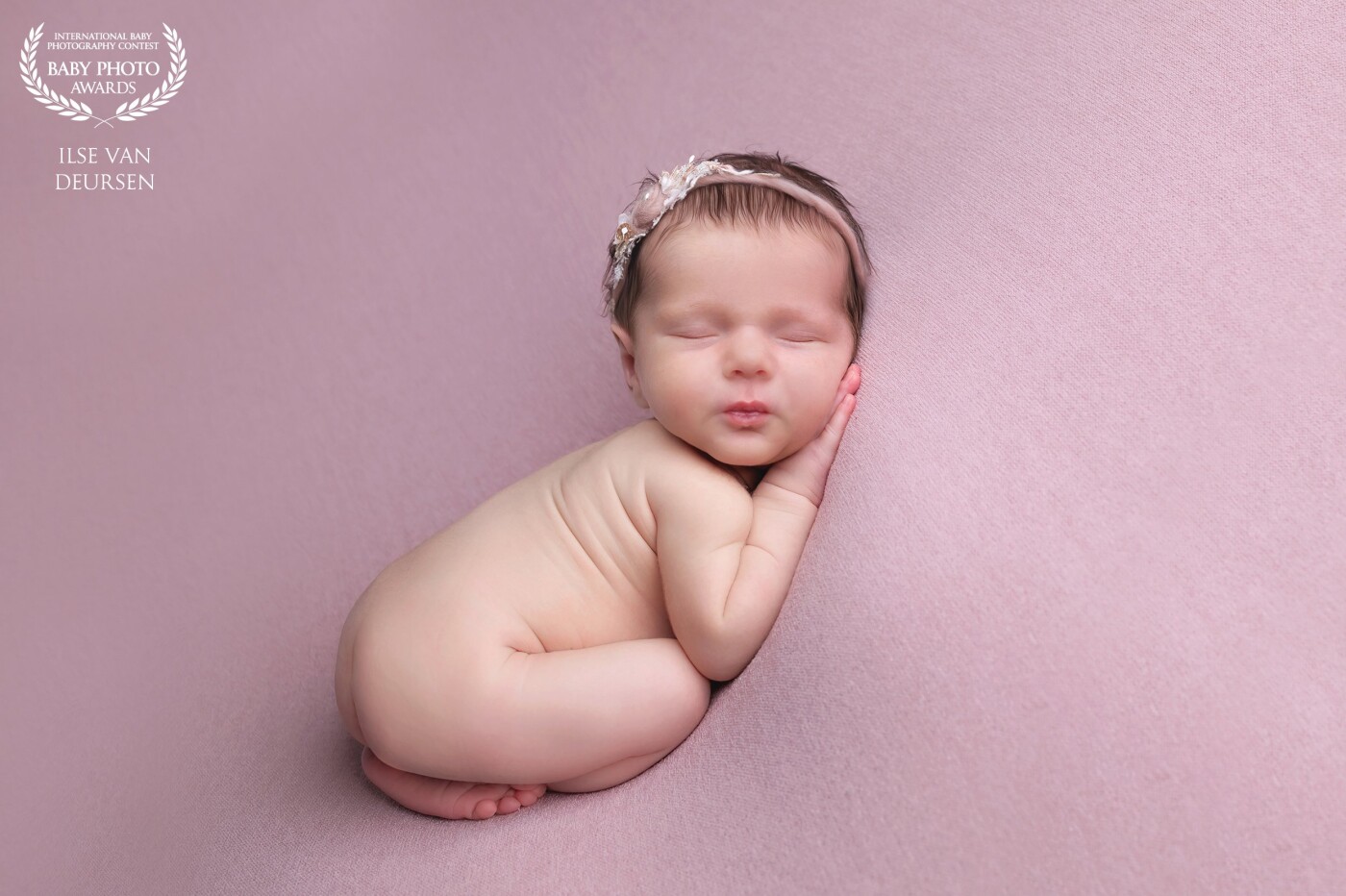No words for this little beautiful girl. She was just so cute, my heart was melting.<br />
And she slept like a little princess through the whole session. A real gift for the photographer.