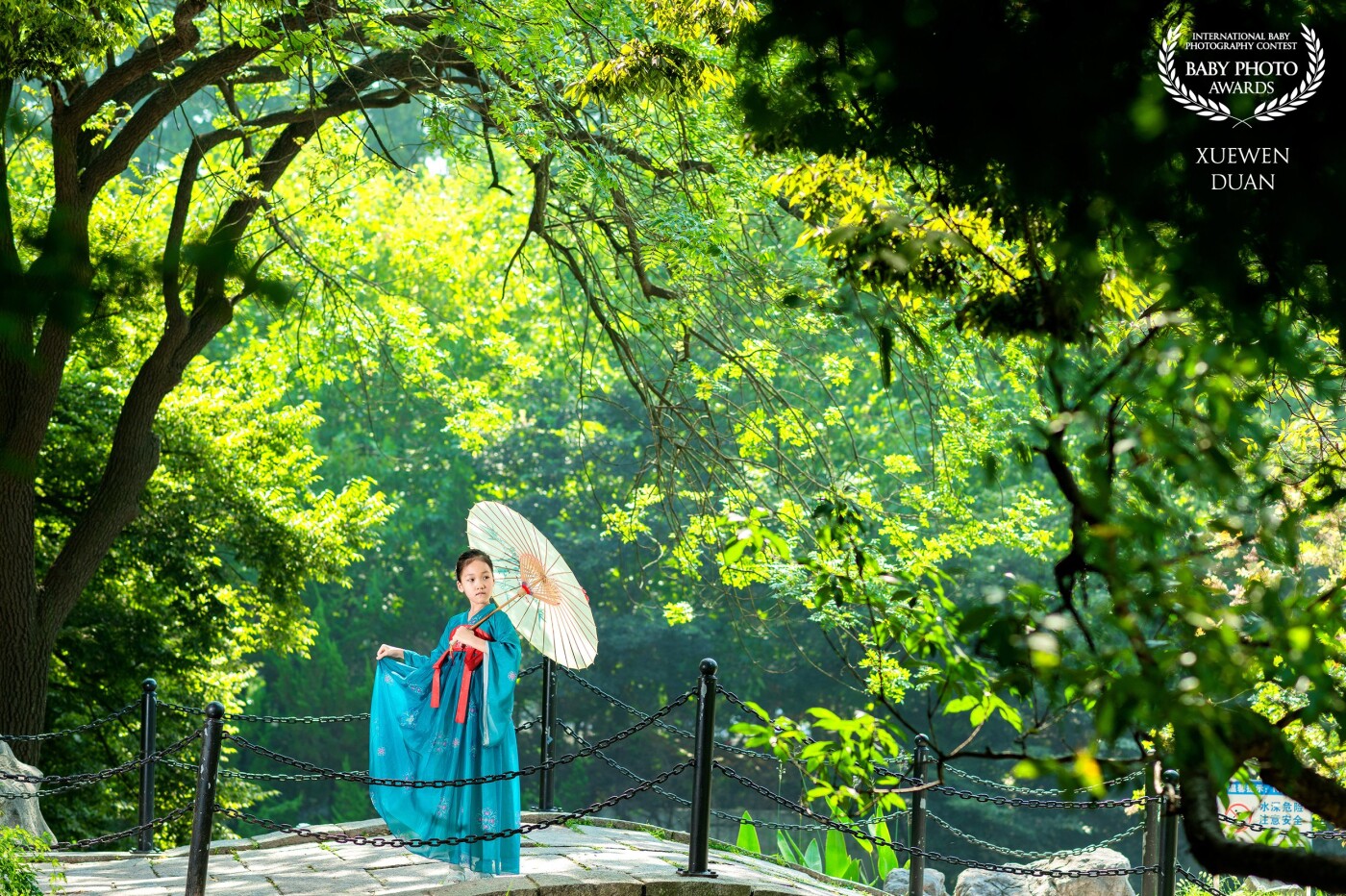 Stone bridges, ancient trees and railings, Yan Yan is bathed in the sunshine in September. She leans on the railings and looks green. She is a beauty.