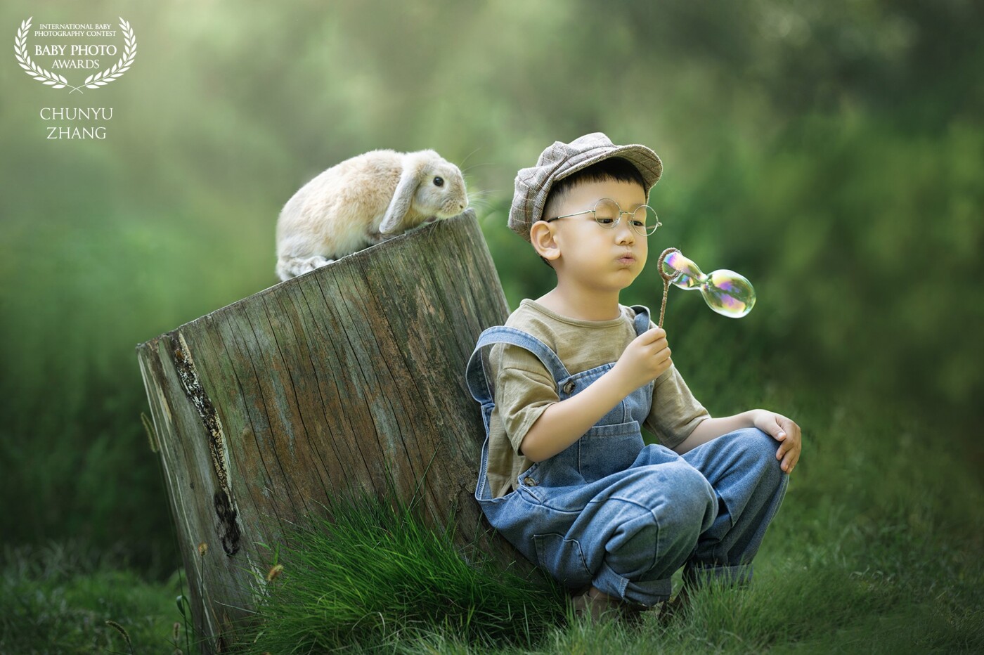 The little boy and the little rabbit came to play in the forest. The boy put the rabbit on the tree stump and began to blow bubbles. Then the rabbit came over to watch him blow bubbles