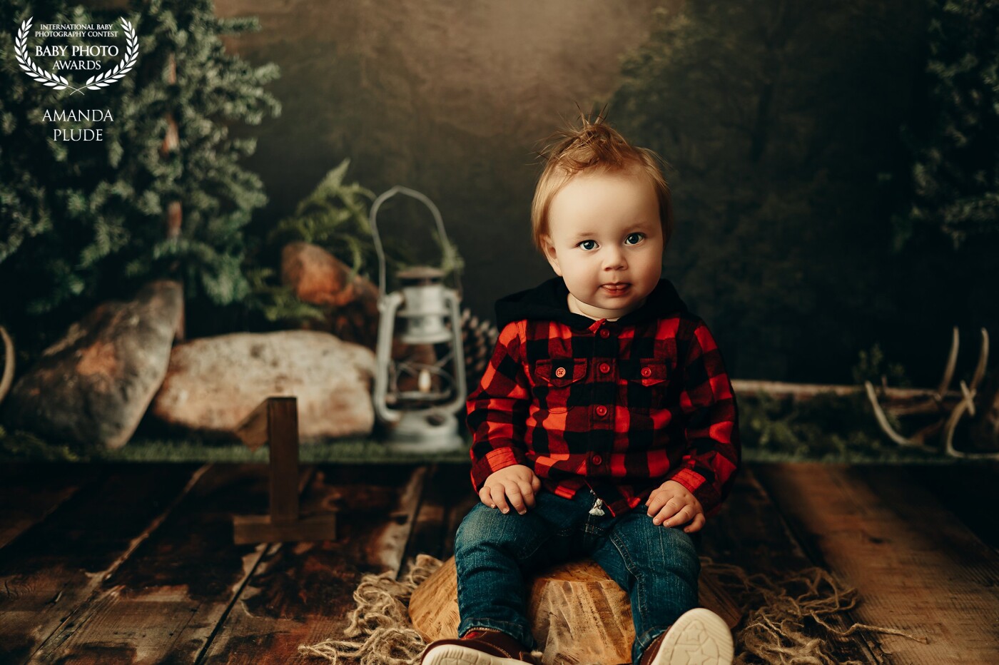 The cutest little lumberjack came to the studio to celebrate his first birthday! Mama brought in a cake decorated as a stump to compliment his perfect buffalo plaid shirt.