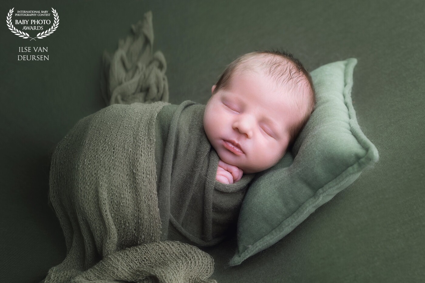 Green is one of my favorite colours to use for newborn pictures. Especially in the autumn.<br />
And this little boy was just perfect for this colour pallette. Love it...