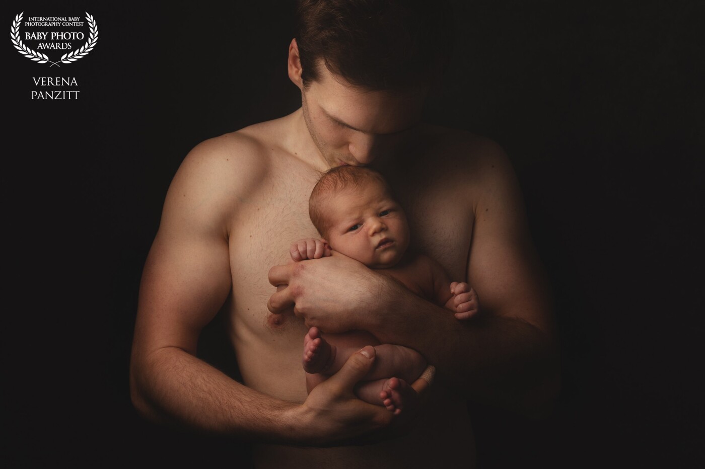 Bonding is known as the skin to skin contact between baby and parents after birth and that follows up through the first few weeks after childbirth. As being a midwife  as well as a photographer I love to photograph the pureness in this moment, where naked baby lay peacefully on his dad‘s skin in order to show this special relationship created between a newborn with its parents. Unconditional and pure love.