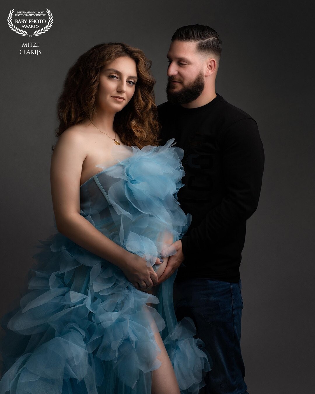 This woman looked like she just walked out of a painting, what a beauty.<br />
She wanted to wear one of the blue dresses to celebrate that she is having a baby boy.<br />
And how her husband looks at her.. Priceless ❤️