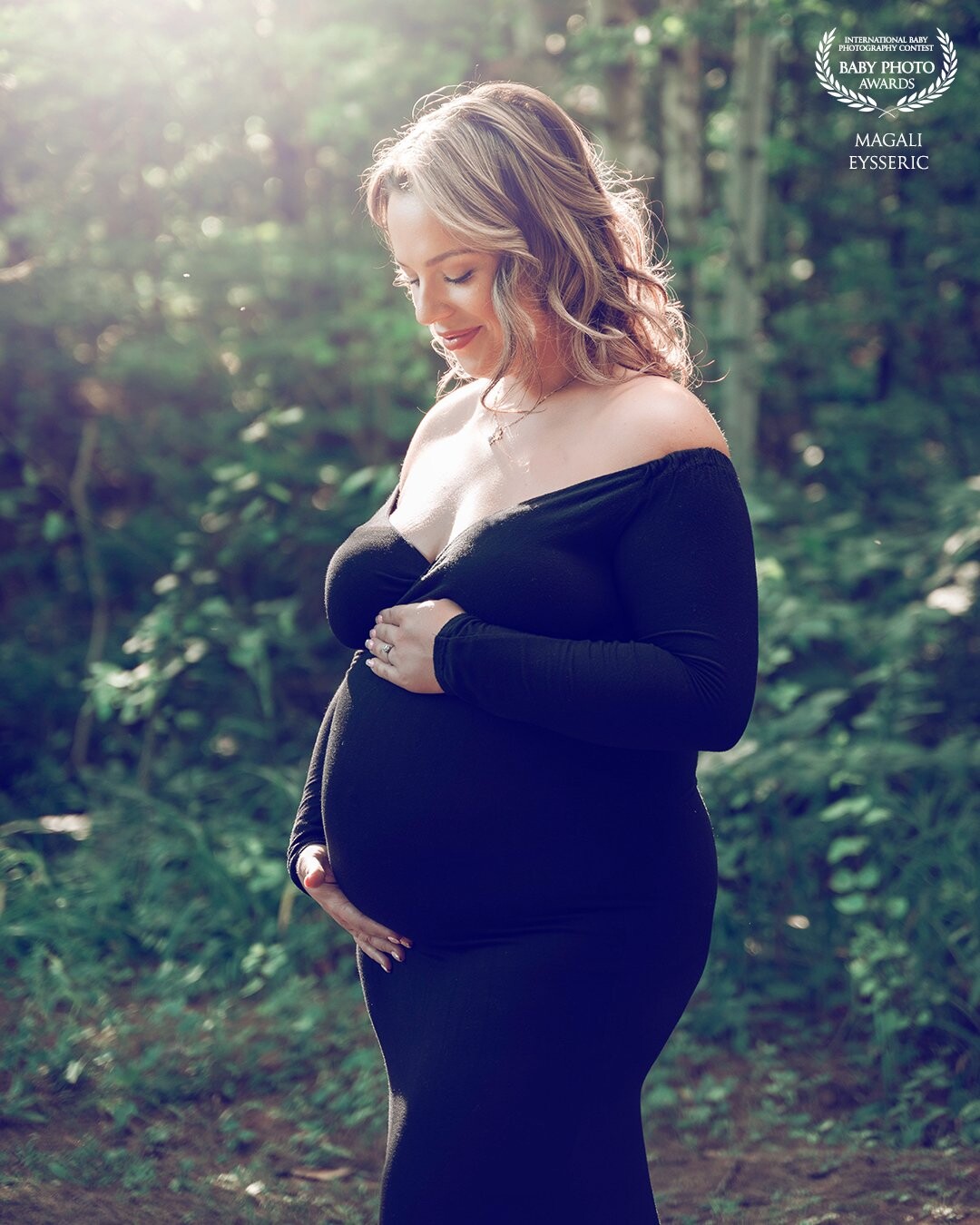 this beautiful mom came to see me for the first time to immortalize her pregnancy. it was an immediate hit. the light is completely natural in this photo