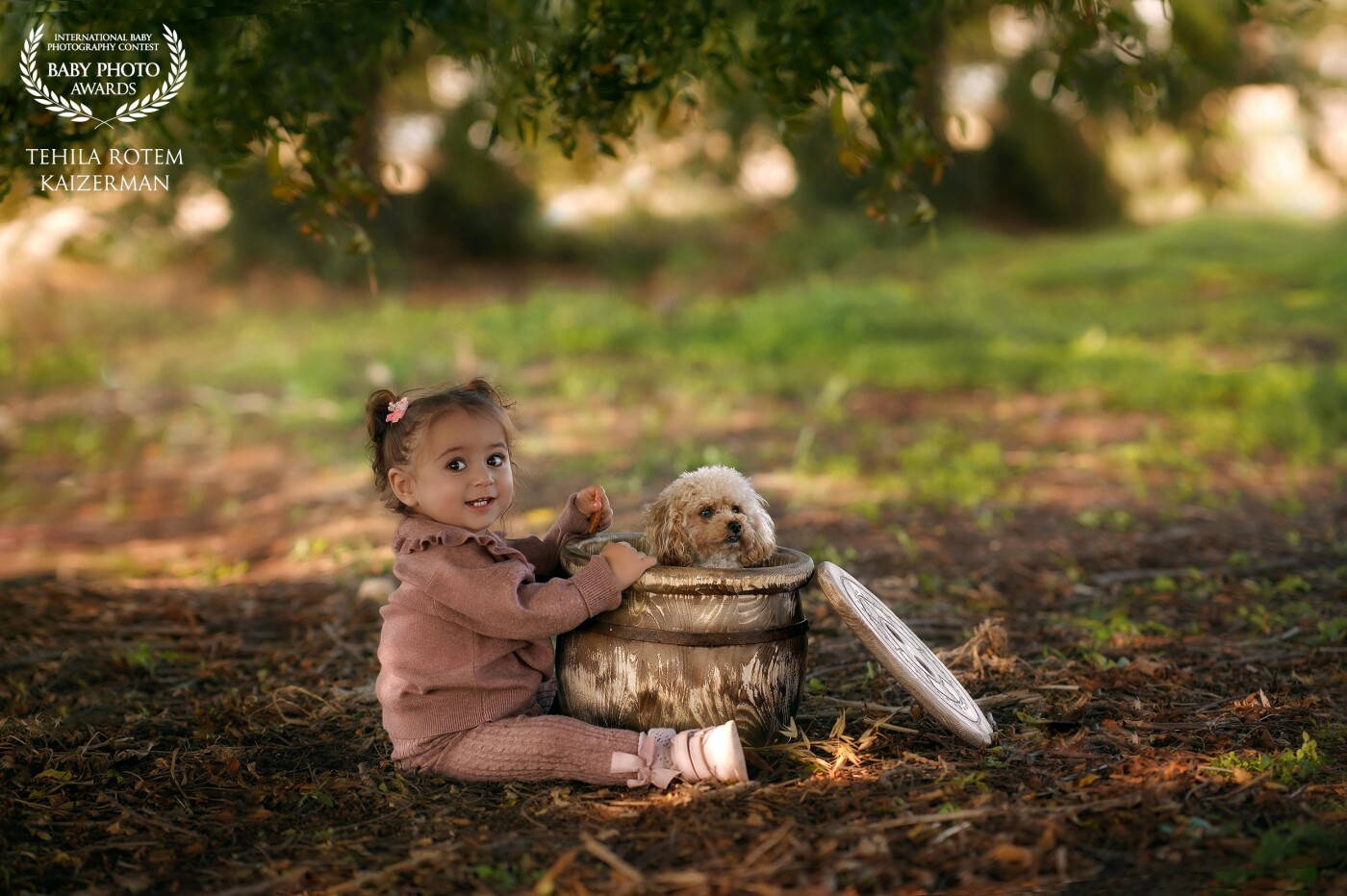 This beautiful girl name is Lenny she is adorable little lady she was very happy in this photo shoot… and the little dog was amazing and like to be in the jug.. and yes this girl.. she’s my daughter❤️
