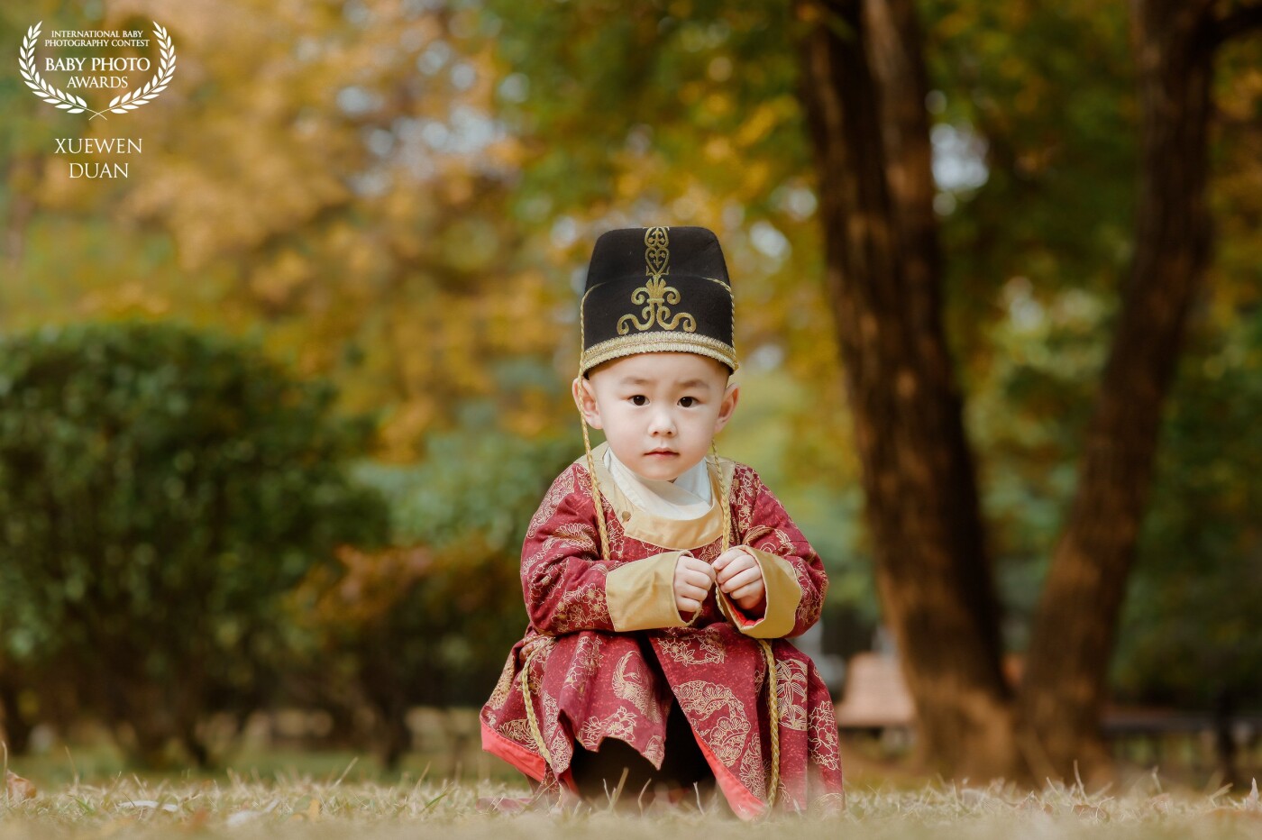 This is a little emperor from China. He didn't come to take pictures, but just wanted to pick up leaves. When we called him, he looked so cute with a hooded face.
