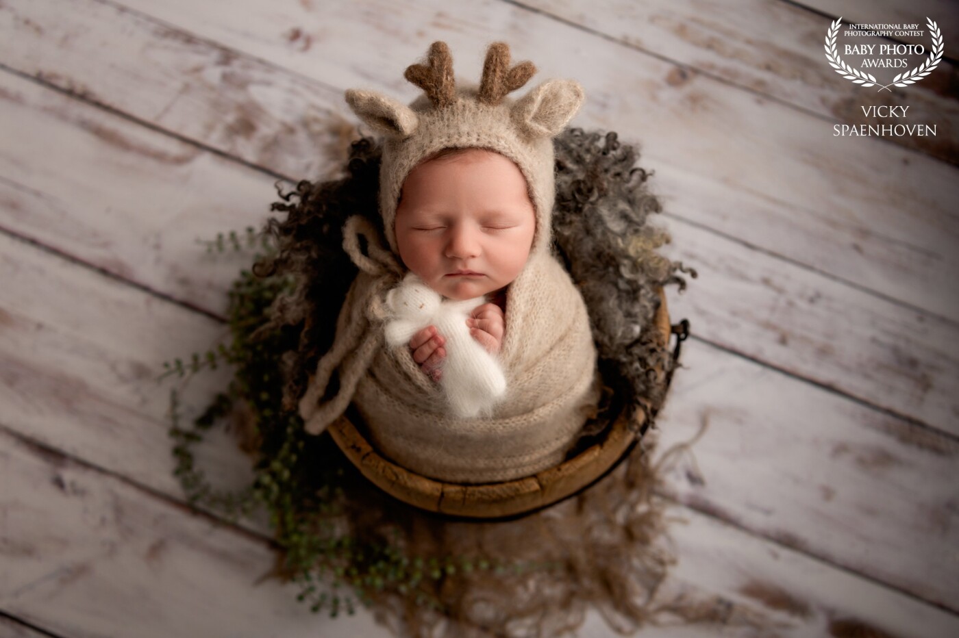 This setup is one of my most requested. The beautiful and warm color tones, the wrap, the hat, the little teddy, it all matches so well. I used one big light to create the soft light.
