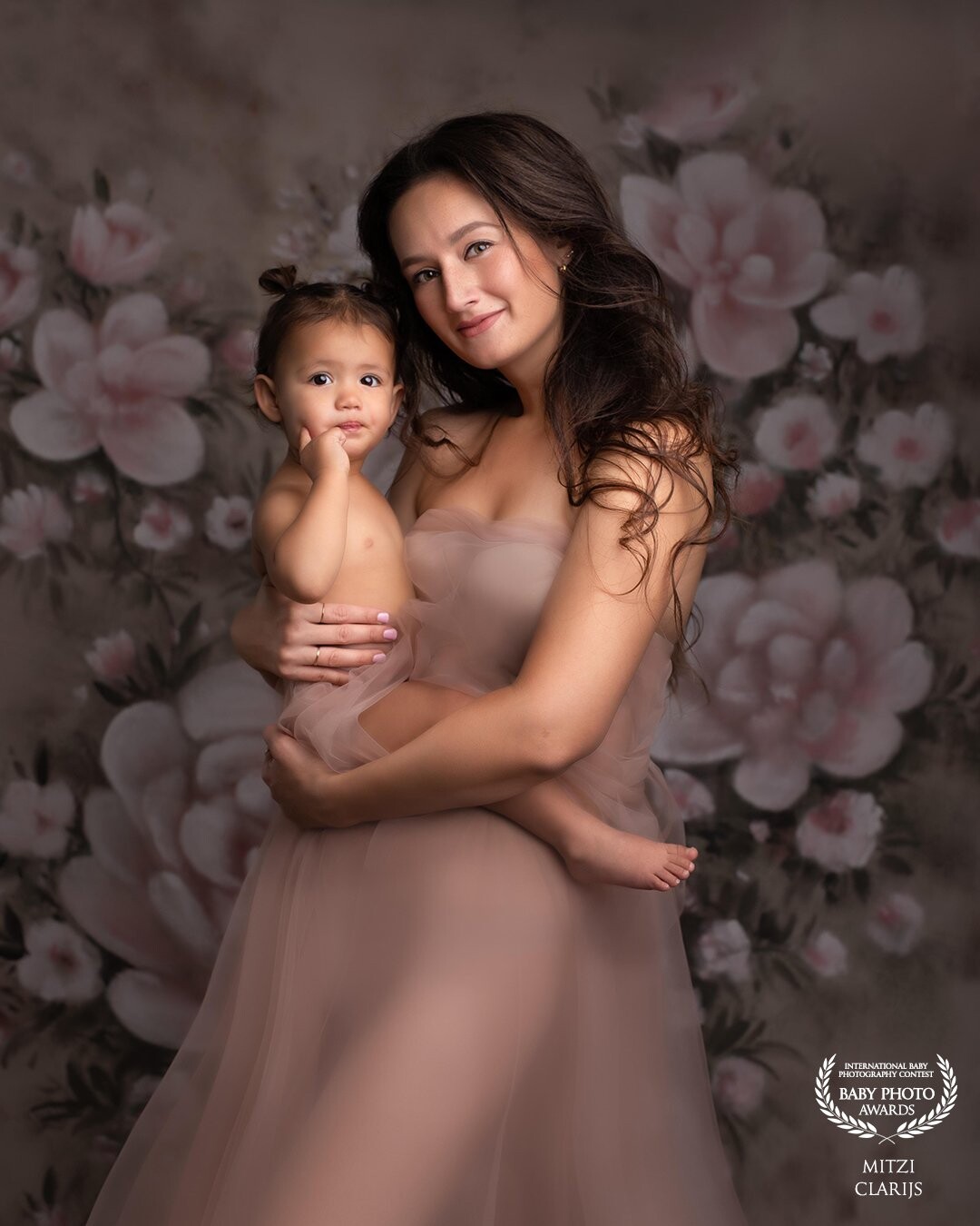 I photographed this mom a couple of times when she was pregnant and I also did her newbornshoot with her family.<br />
Now her little baby is 1,5 years old and how lovely to see them again at this mommy & mini shoot!
