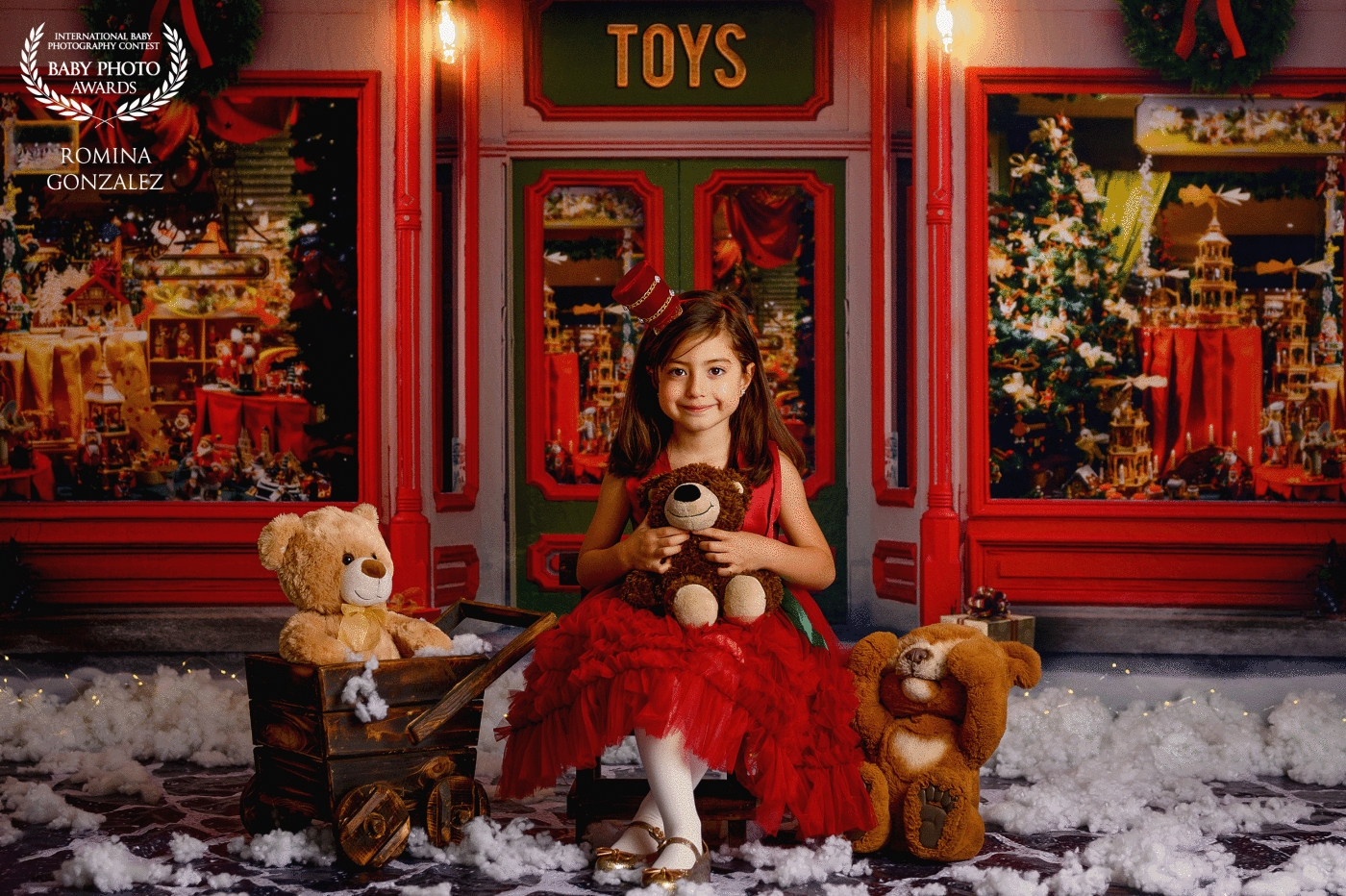 For every single Christmas session she is my model. My little princess. My little one. <br />
Every year I noticy how much she has grow up. In a Toys shop Mia is remembering how beutiful is be a little girl.