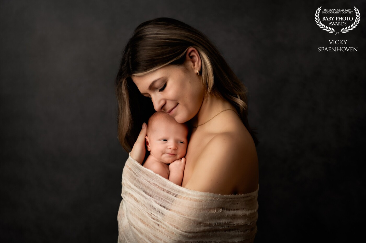 Such an intimate portrait of beautiful mom Sarah with her babyboy Jake. I love it when baby’s are awake for the family pictures. Not always easy to capture the right moment but so great if parents can have a picture like this.