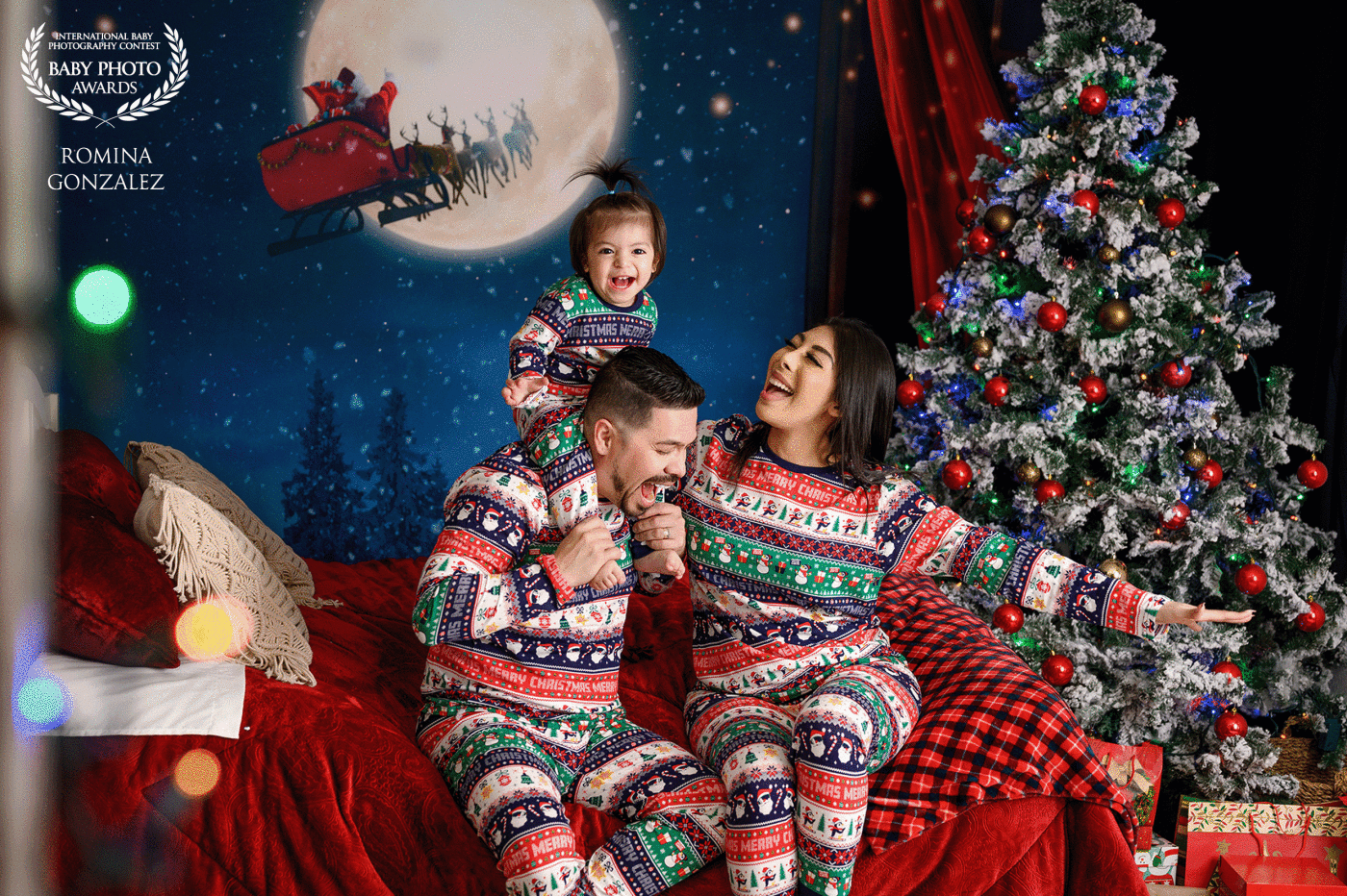 It's Christmas time! <br />
This family enjoyed a beautiful moment during their Christmas session. The second Christmas with their baby Camila.