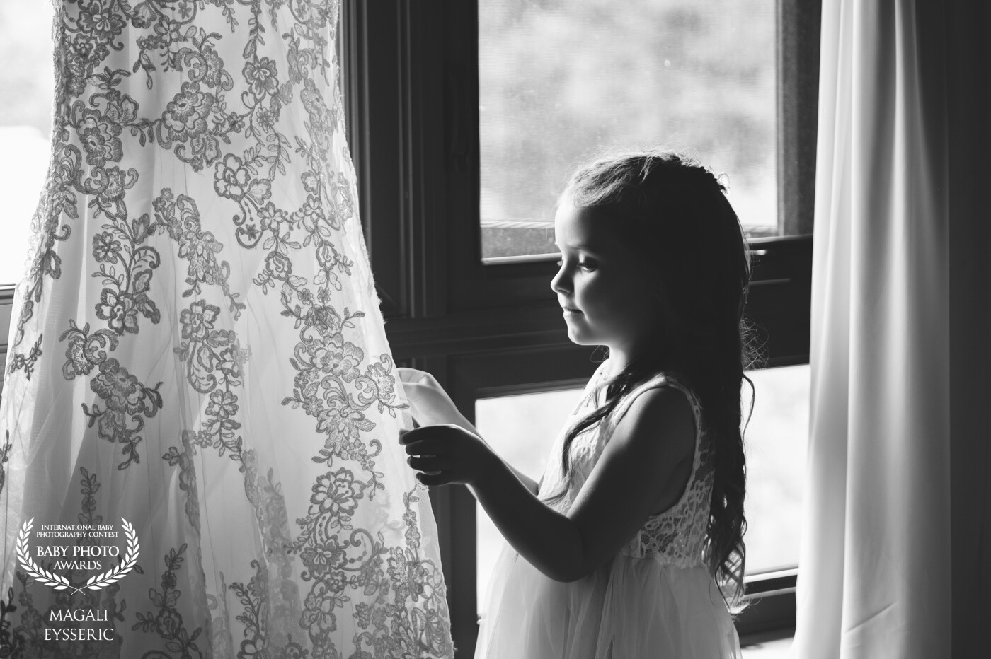 I fell in love when I took this photo at a wedding. I seem to have seen the dream of a little girl in her eyes to say that one day I will be this princess too