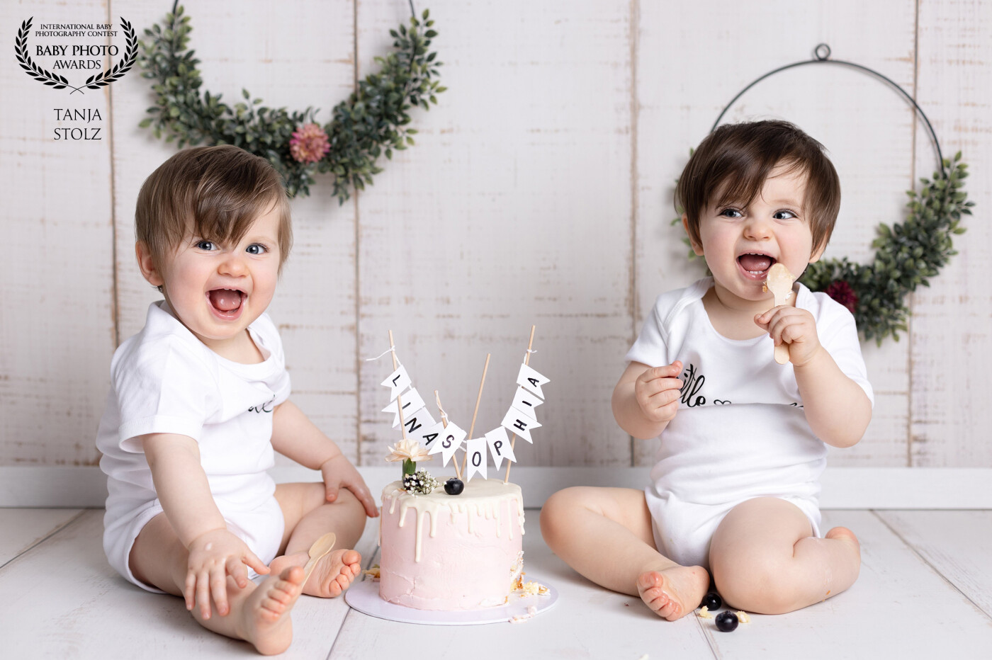 My clients know, I love cakesmash sessions. And yes! I really do. Less is more is my credo when it comes to decoration. I mean look at them! These gorgeous little girls - it's their smile that has to be captured forever. Nothing else.
