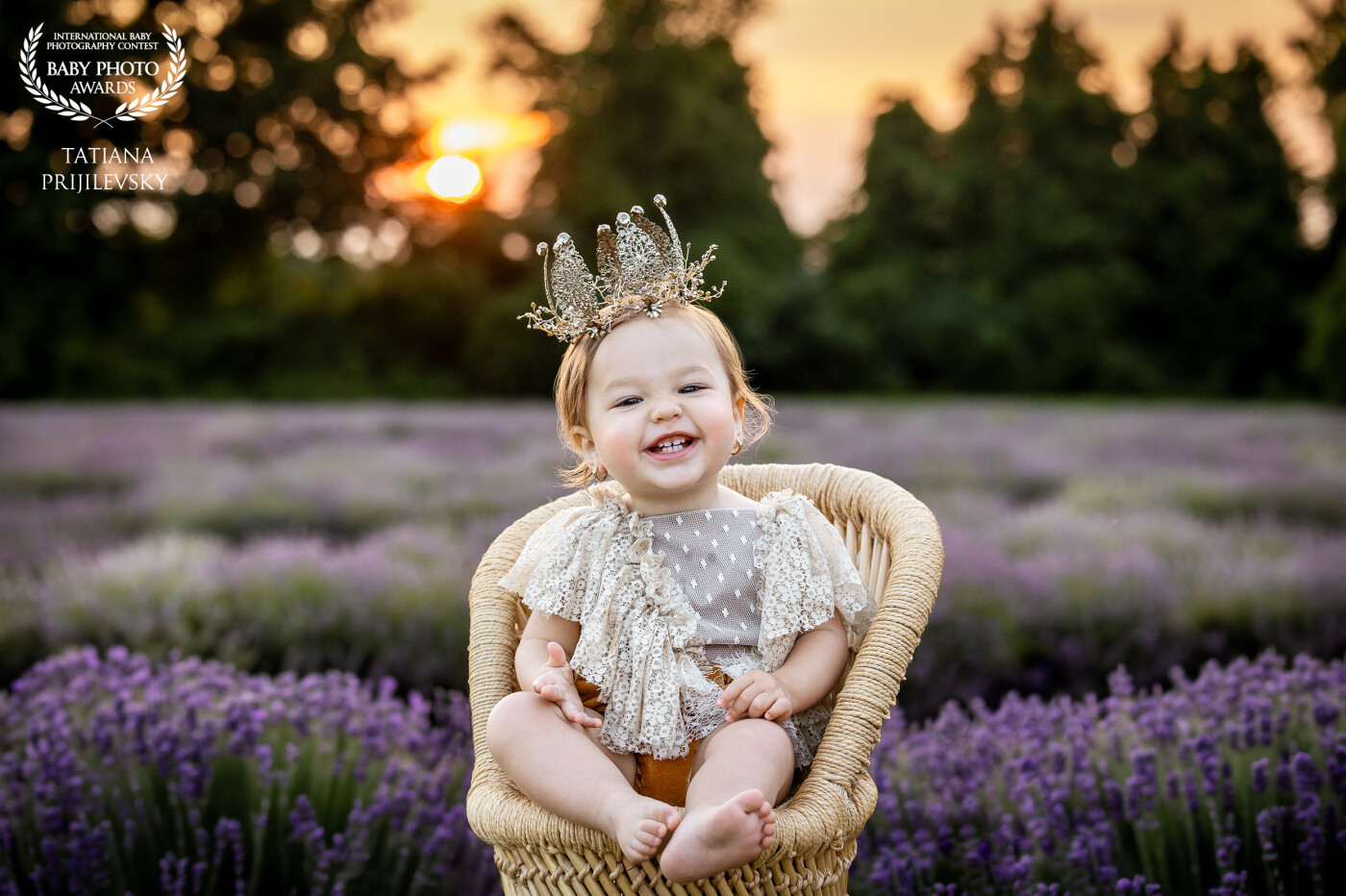 Outdoor photo sessions are the most spectacular and amazing being doing them at sunset time! Celebrating the first birthday of beautiful Thea was the best place to make her feel great!