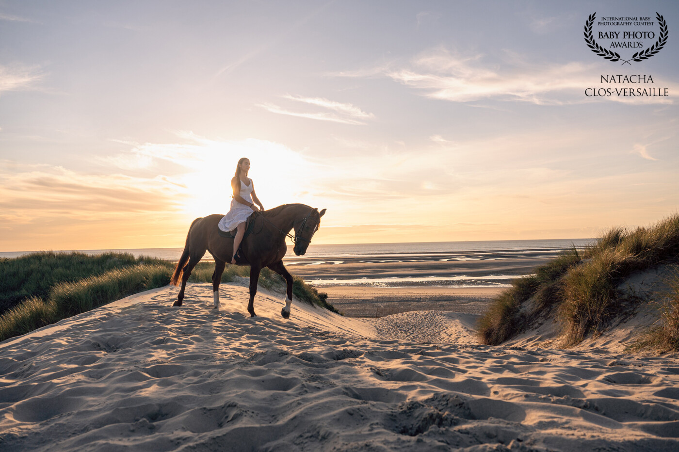 Shooting photo équestre sur la plage du Touquet ! Séance photo au coucher du soleil pour cette jolie jeune femme et sa jument!