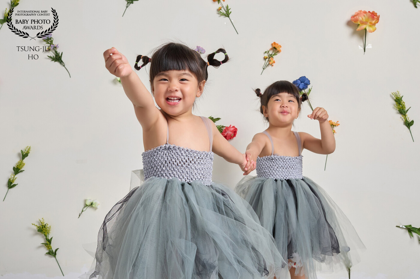 Even through the screen, one can feel the joy of this pair of twins, their innocence so natural and pure. The radiance of childhood emanates from their faces, and in this moment, it's as if an infinite number of fresh flowers are blooming simultaneously – utterly enchanting!