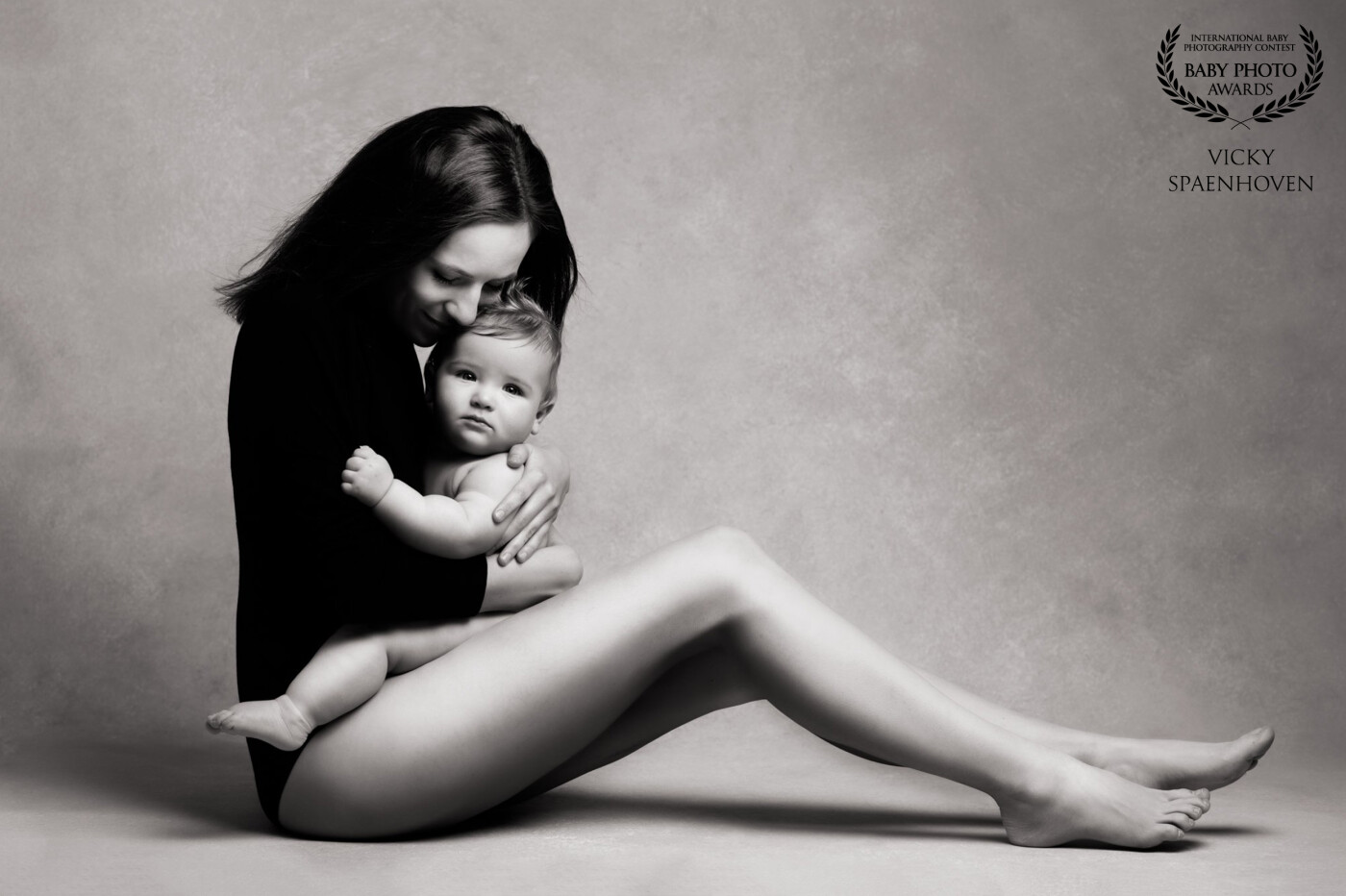 Mom Hanne with her baby boy Casper. I just love these tender poses and they look spectacular in black and white.