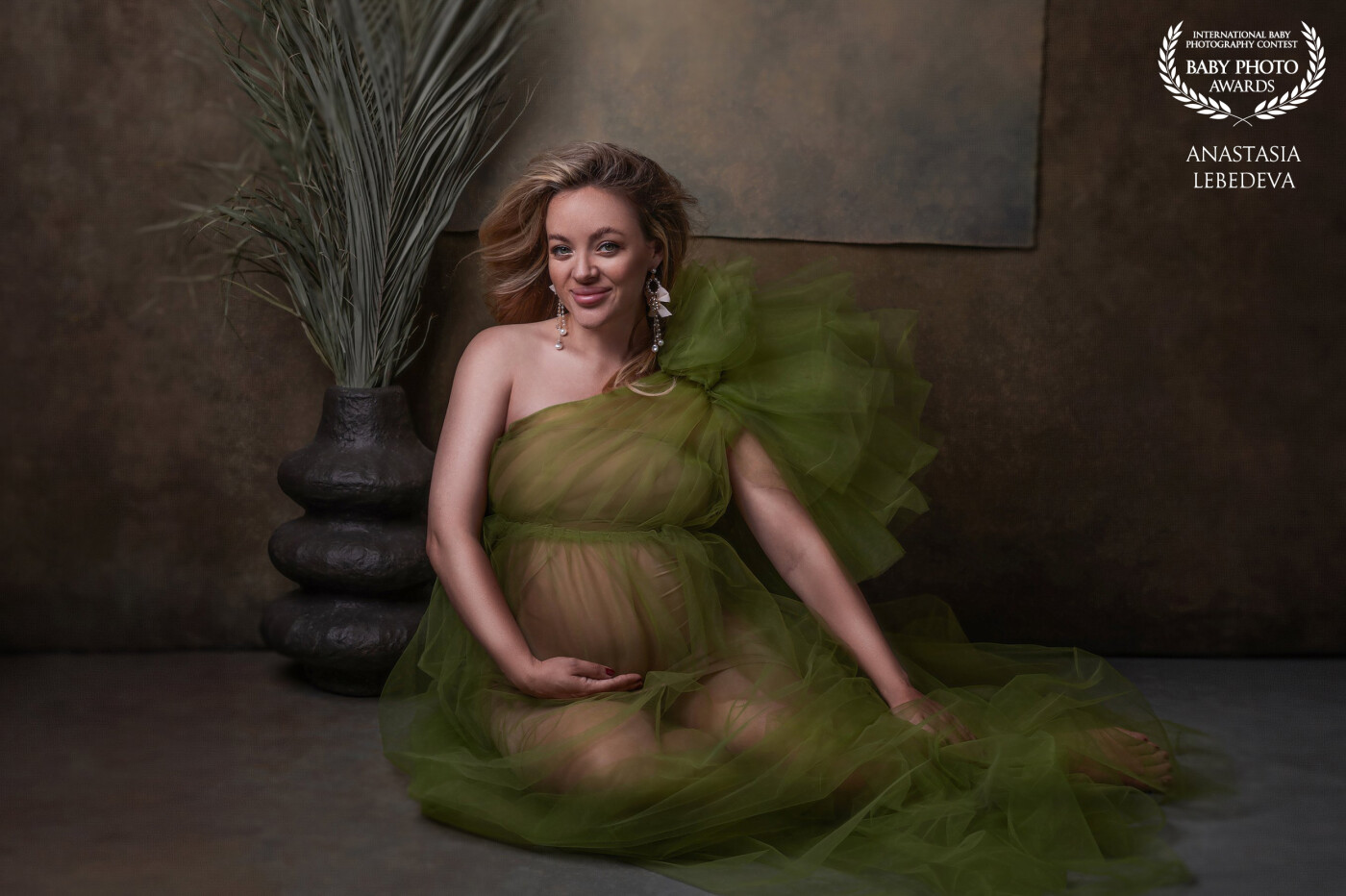 How I like the image of the beautiful Lydia. A pregnancy photo shoot is a magical moment when a woman feels her strength, femininity and uniqueness. This is the time when the expectant mother is filled with joy and anticipation of meeting the baby, whose heart warms under her heart. Moments of anticipation, captured forever!