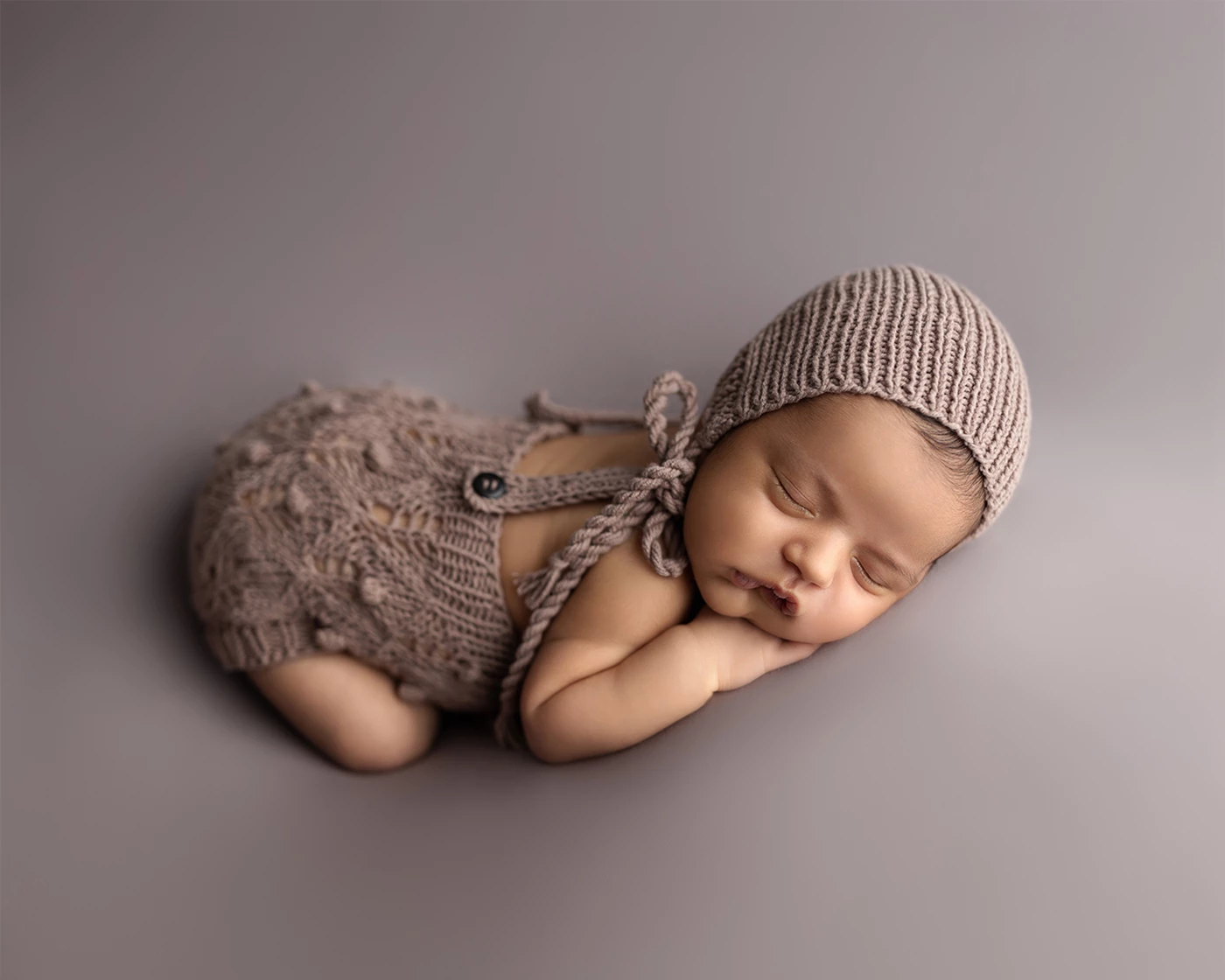 I love simple photos that keep the focus on the little star—just like this sweet baby boy.