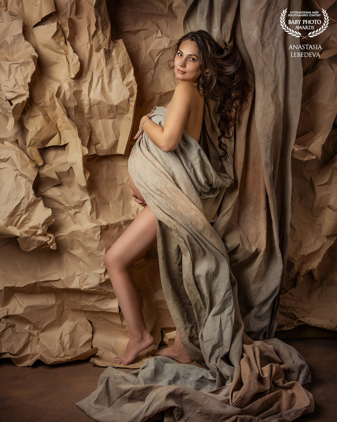 Sofia is preparing for the birth of her third baby. All her pregnancies were recorded by me in my studio. I am glad that we met, that I can leave her and her family with wonderful memories. I wanted to come up with something interesting and creative, as if an artist had carved my beautiful model out of stone.