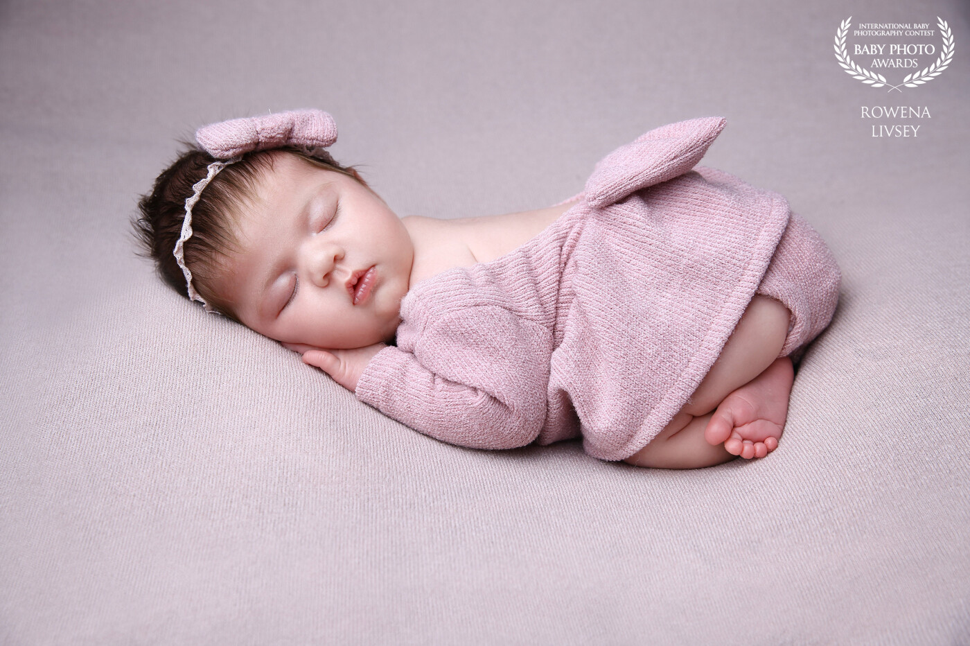 So soft and sweet in the cutest dusky pink tones with a bow to match, keeping it very classic all about the little tiny baby girl! ๐