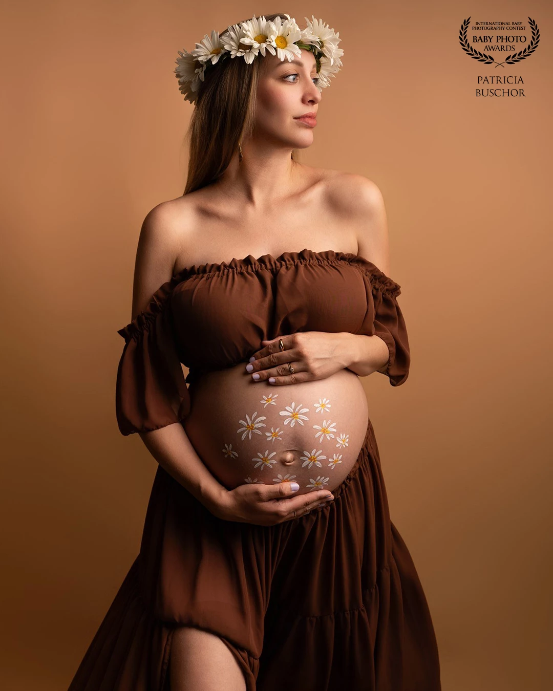 This photo was part of a creative free project with a talented friend. Her incredible belly painting turned this maternity shoot into something truly magical. The delicate daisies on the belly perfectly complement the image. It was a joy to work together and capture this special moment in such an artistic way.