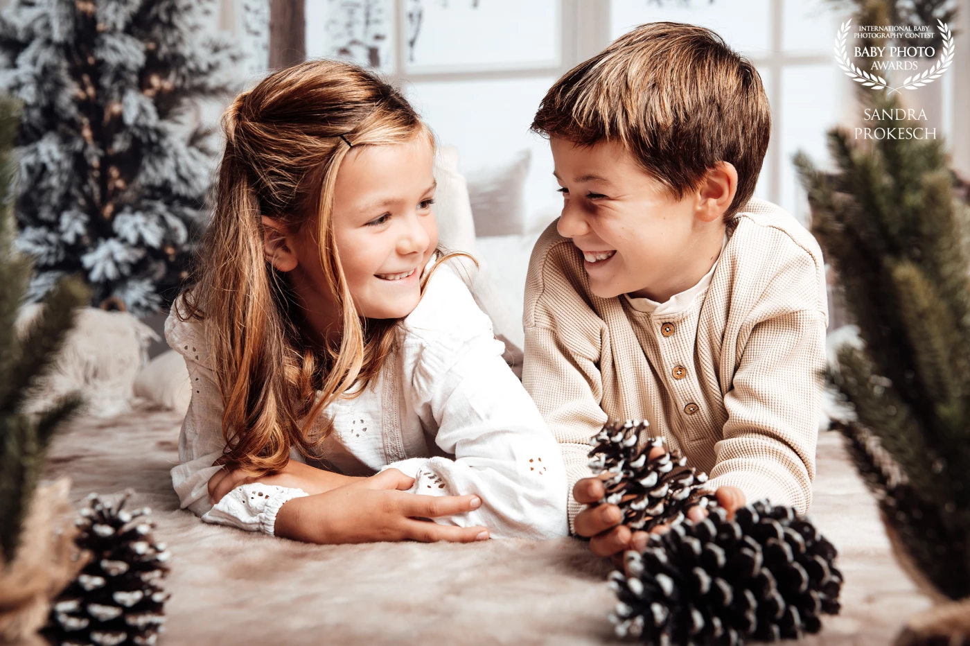 This enchanting photo was taken during this year's Christmas shooting session. The children were photographed in a beautiful set on a cozy rug. It is a heartwarming moment that shows how much joy the little ones had with the winter details. I am proud that this image, captured in this atmospheric setting, won an award at the Babyfoto Awards.