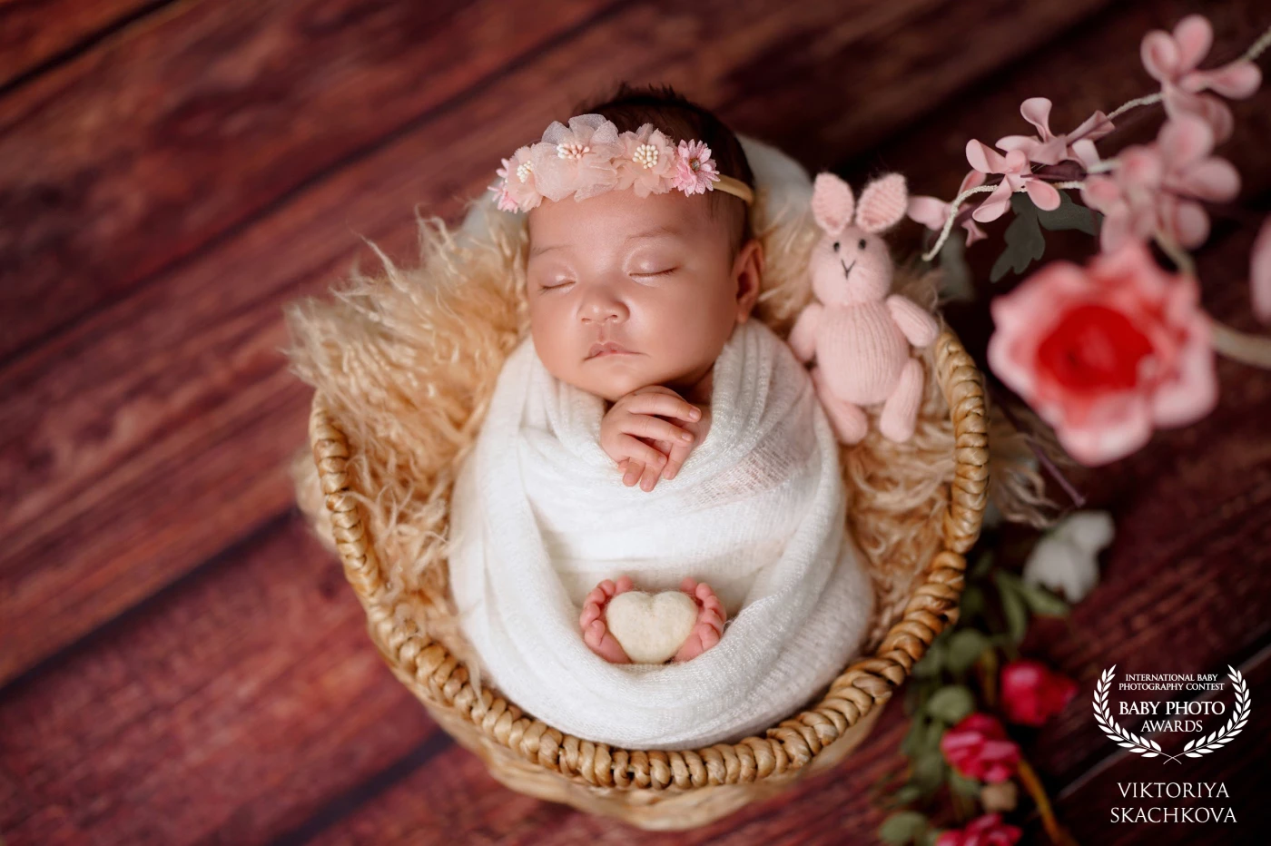 Wrapped in warmth and serenity, this little one sleeps soundly, holding a tiny felt heart — a symbol of love in its purest form. Soft textures, gentle colors, and handmade details create a dreamy atmosphere that celebrates the innocence of a newborn’s first days.