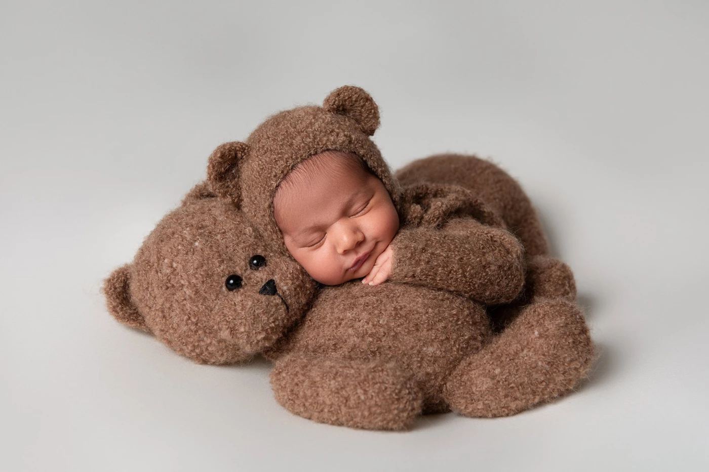 A moment of pure serenity 🤍
Wrapped in soft, warm tones, this newborn rests peacefully, cuddled clos...
