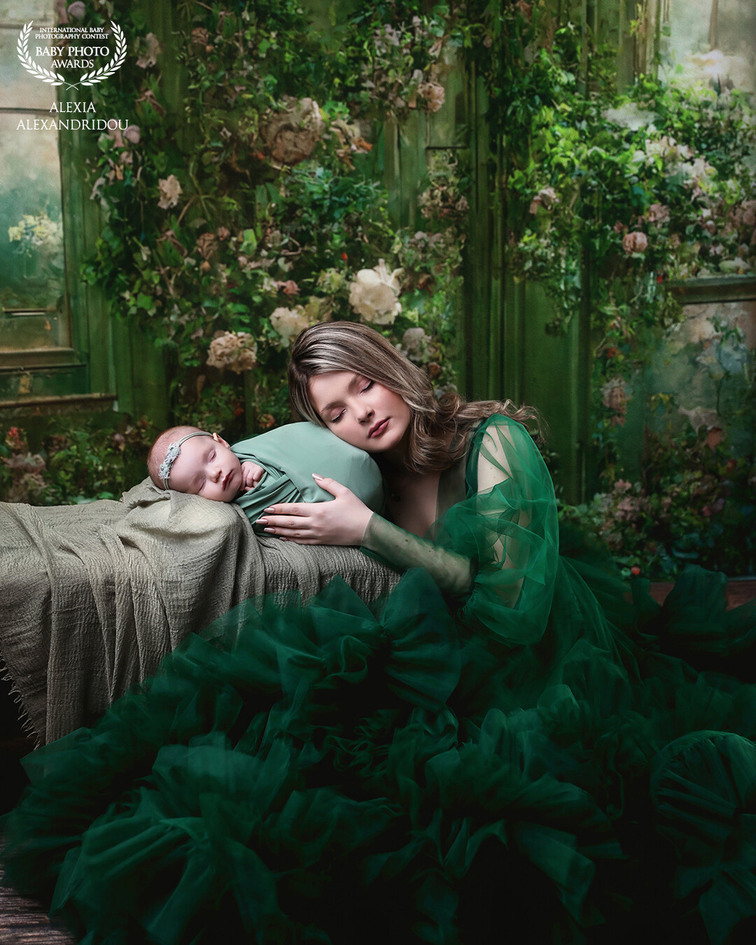 Even though the baby was over 2 months I wanted to create something very dreamy for this beautiful family, so during their session I thought of this image and I’m very happy that the mother loved my idea and went through with it ✨💚