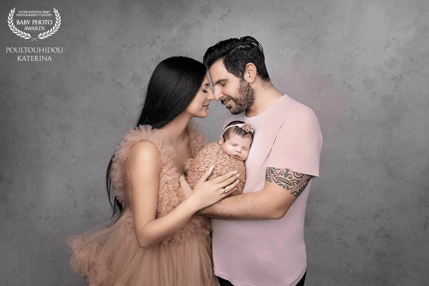 It is one of the many photoshoots we have done with this beautiful family.  With great joy and fun and love we chose colors and props and all these feelings showed in the final result 💗