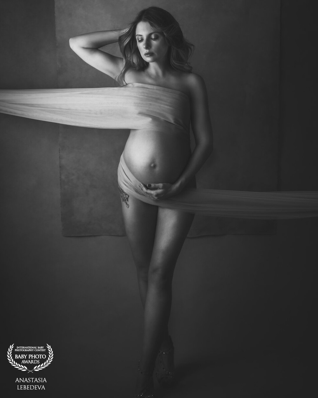 This photo shows a woman expecting her third child. I wanted to emphasize this magnificent period in the life of every woman and focus on a rounded belly.
