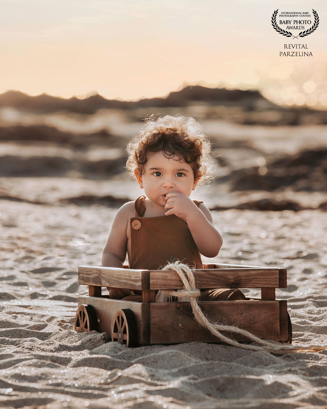 I met sweet Yali at the beach just before sunset on his one year birthday, I brought a wheelbarrow photo prop and that's how I made Yali busy playing and I captured a magical photo!