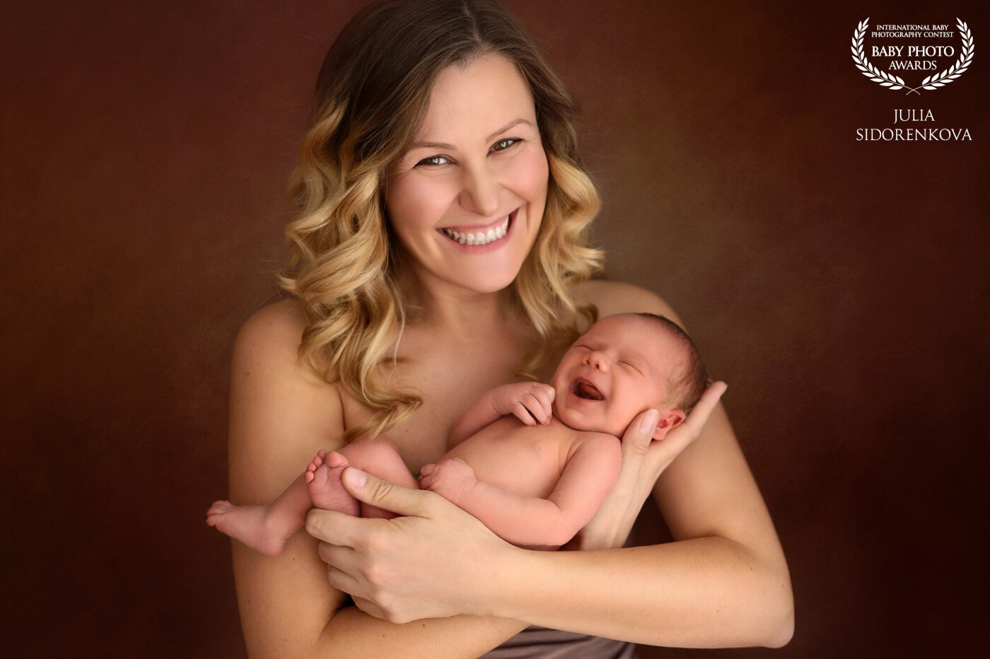 What a magical moment in the newborn photosession: the baby and his mommy smiling so beautifully at the same time!