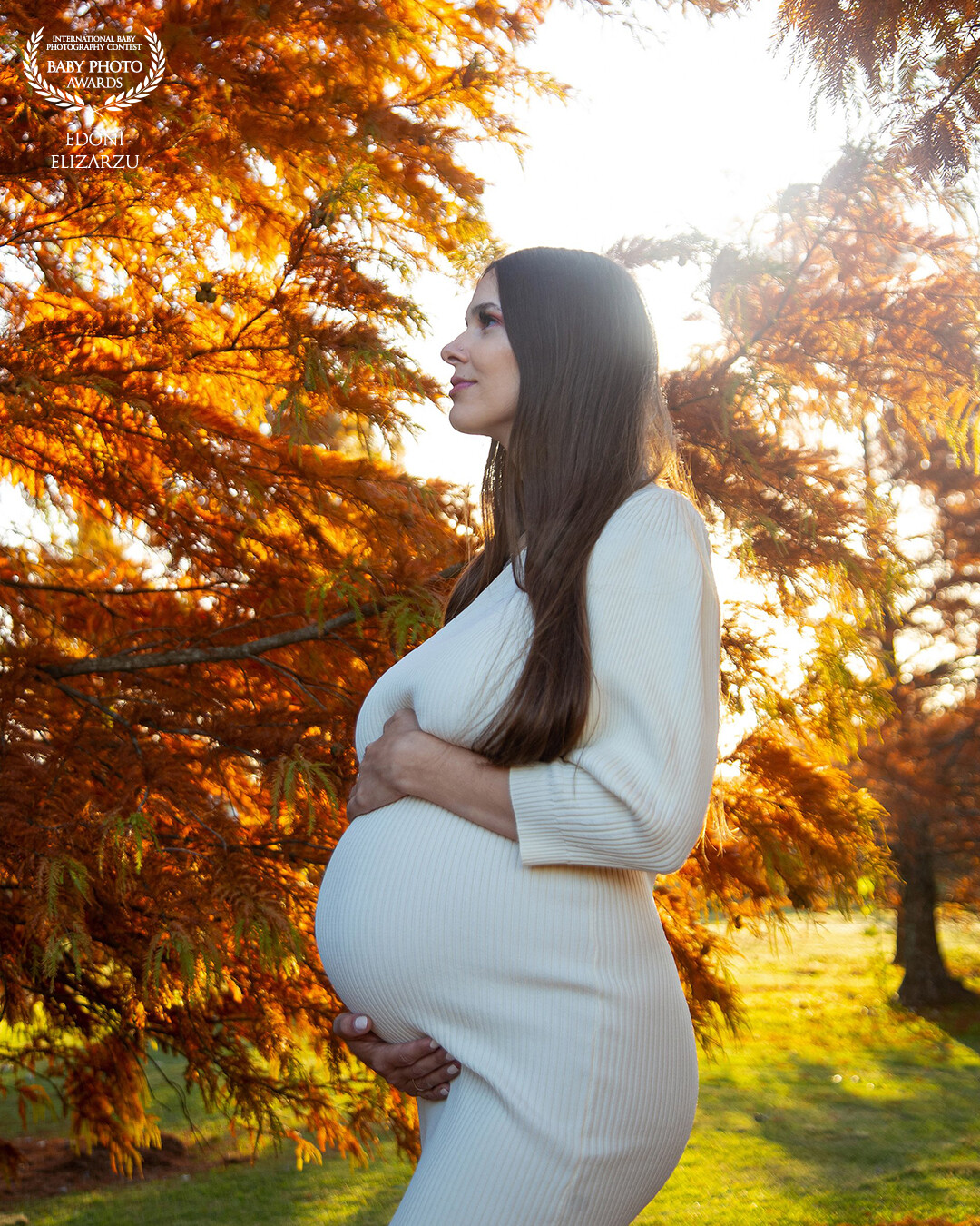 Love autumn! The best background for maternity/family photos! Mom to be, expecting her baby girl