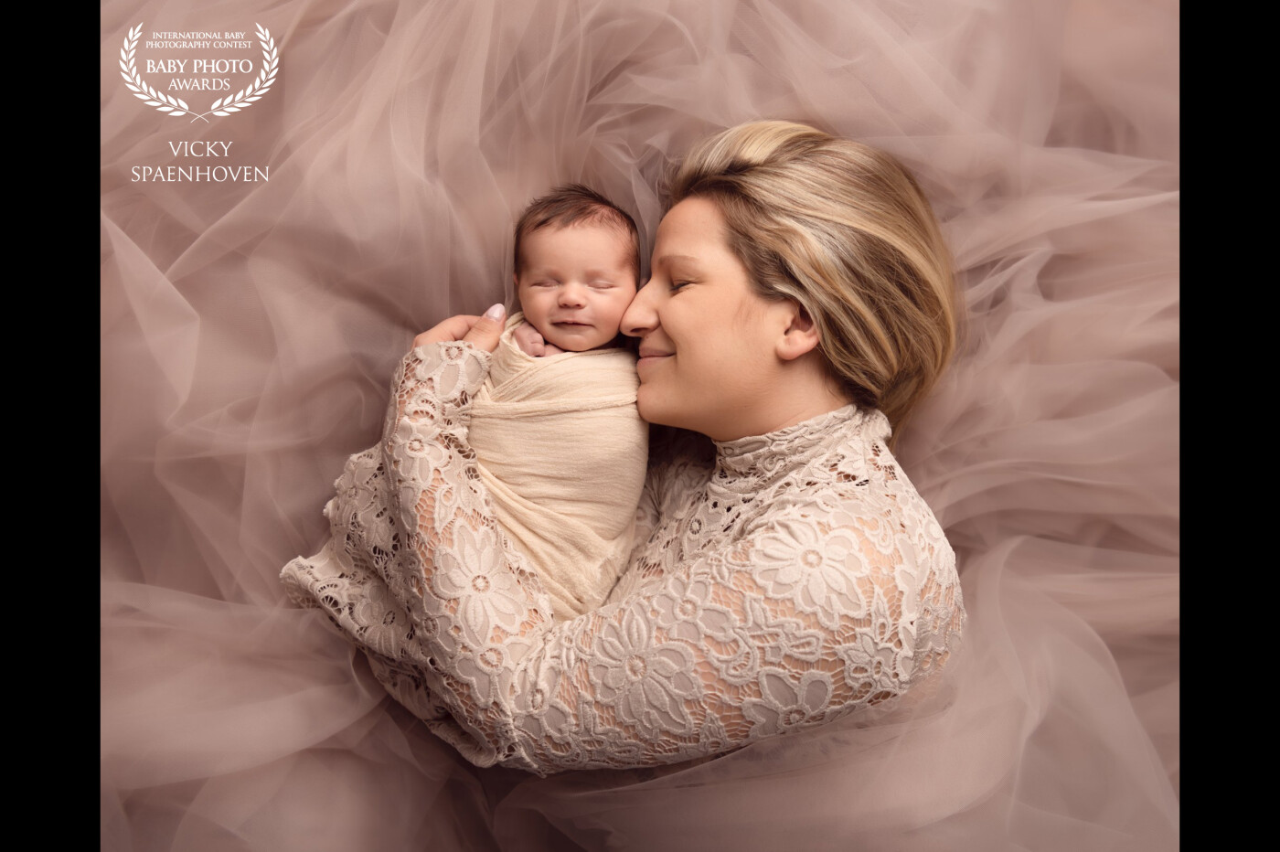 Mom Tessa with her beautiful babyboy Lio, wrapped in love. Can you see the heart shape? I love how the light falls on their faces and the soft textures that we have used. A picture to cherish forever.