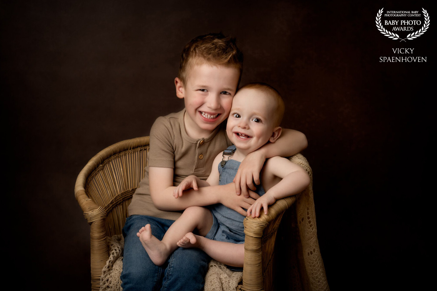 Little Otis turned one and came to my studio for a cakesmash and some beautiful portraits with his older brother. They were so cute together. I love their expressions and their connection.