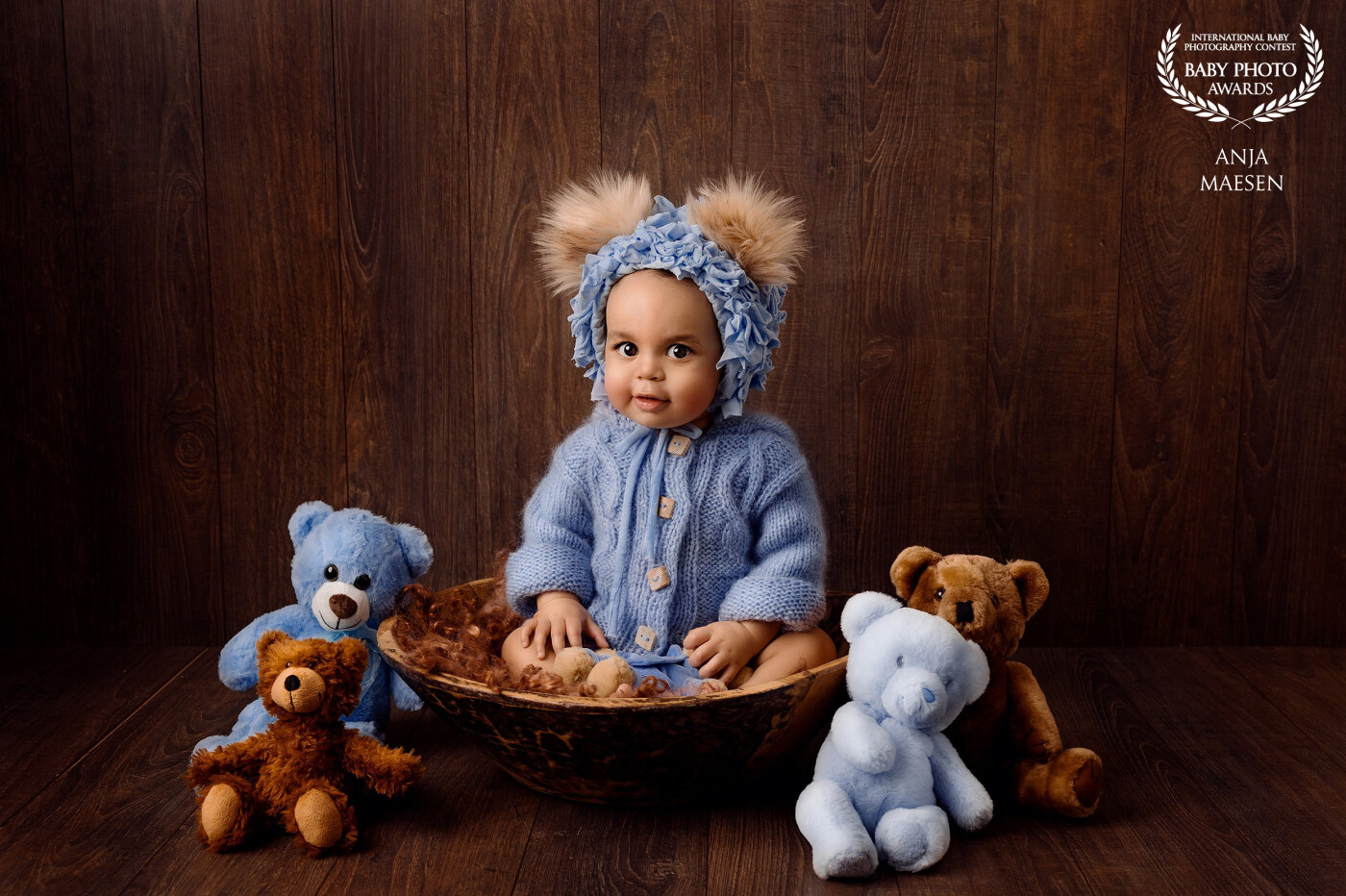 This beautiful little boy came to my studio for his first B-day.  Cutest little bear ever...