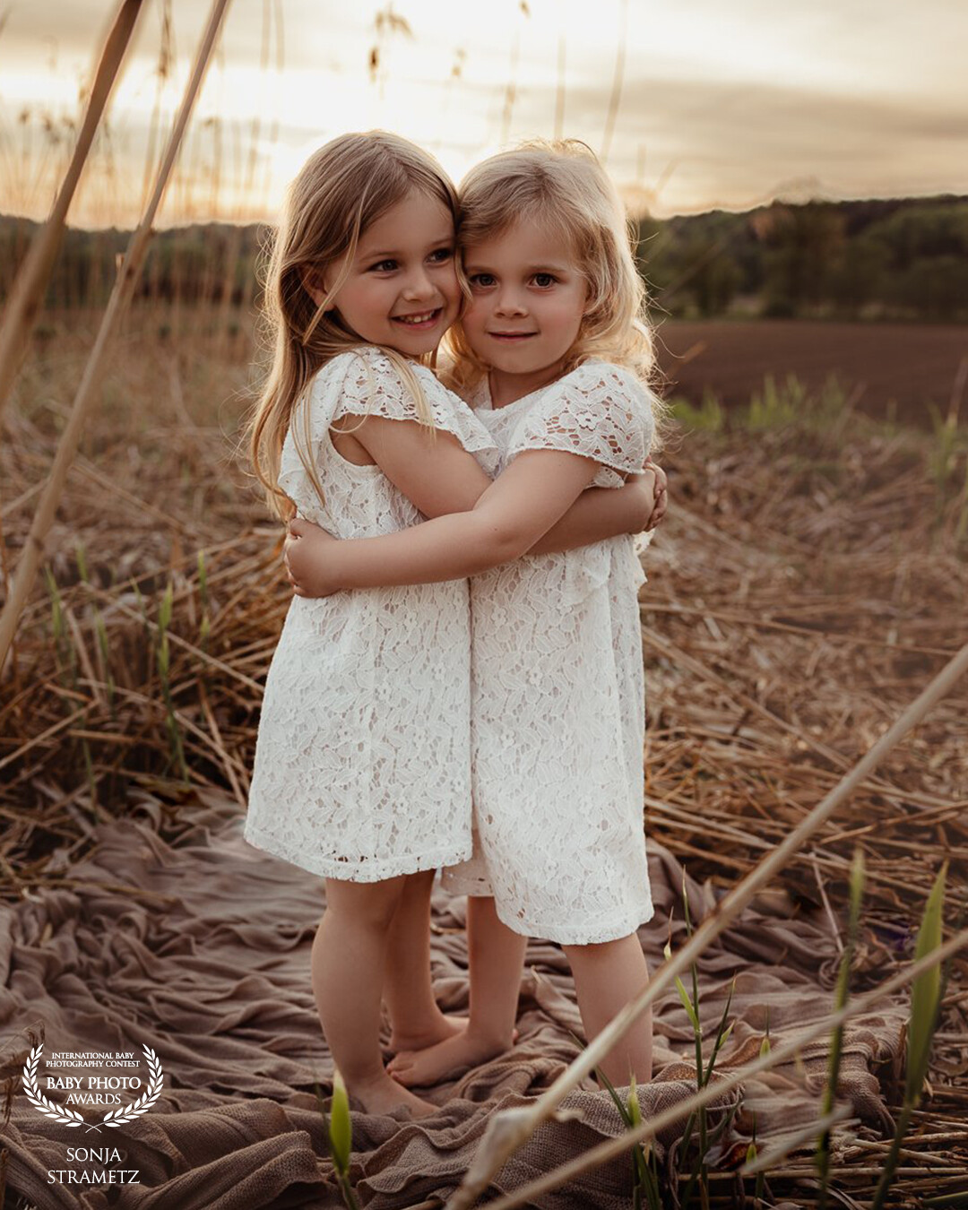Childhood memories. <br />
<br />
If two photo addicted mom's meet for a photoshoot and the girls wan't to do the same. Absolutely amazing how gorgeous they are.