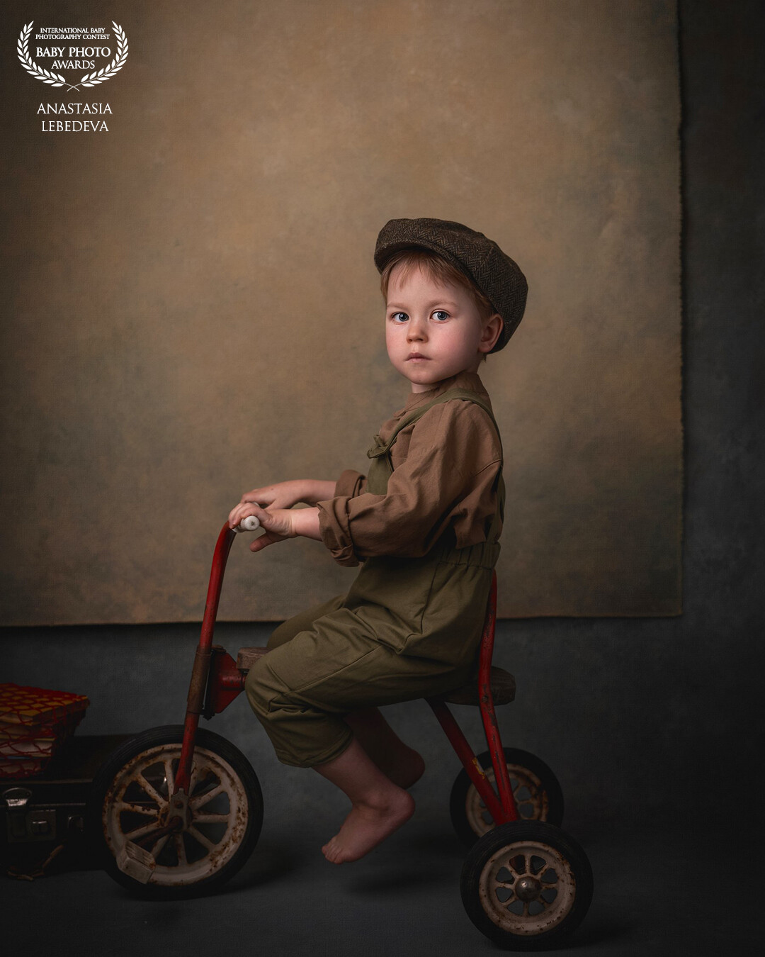 I wanted to embody the idea and make a photo shoot in retro style. I bought a children's bike at a flea market and invited my friend's son to my studio......and....that's what a beautiful retro picture we got.